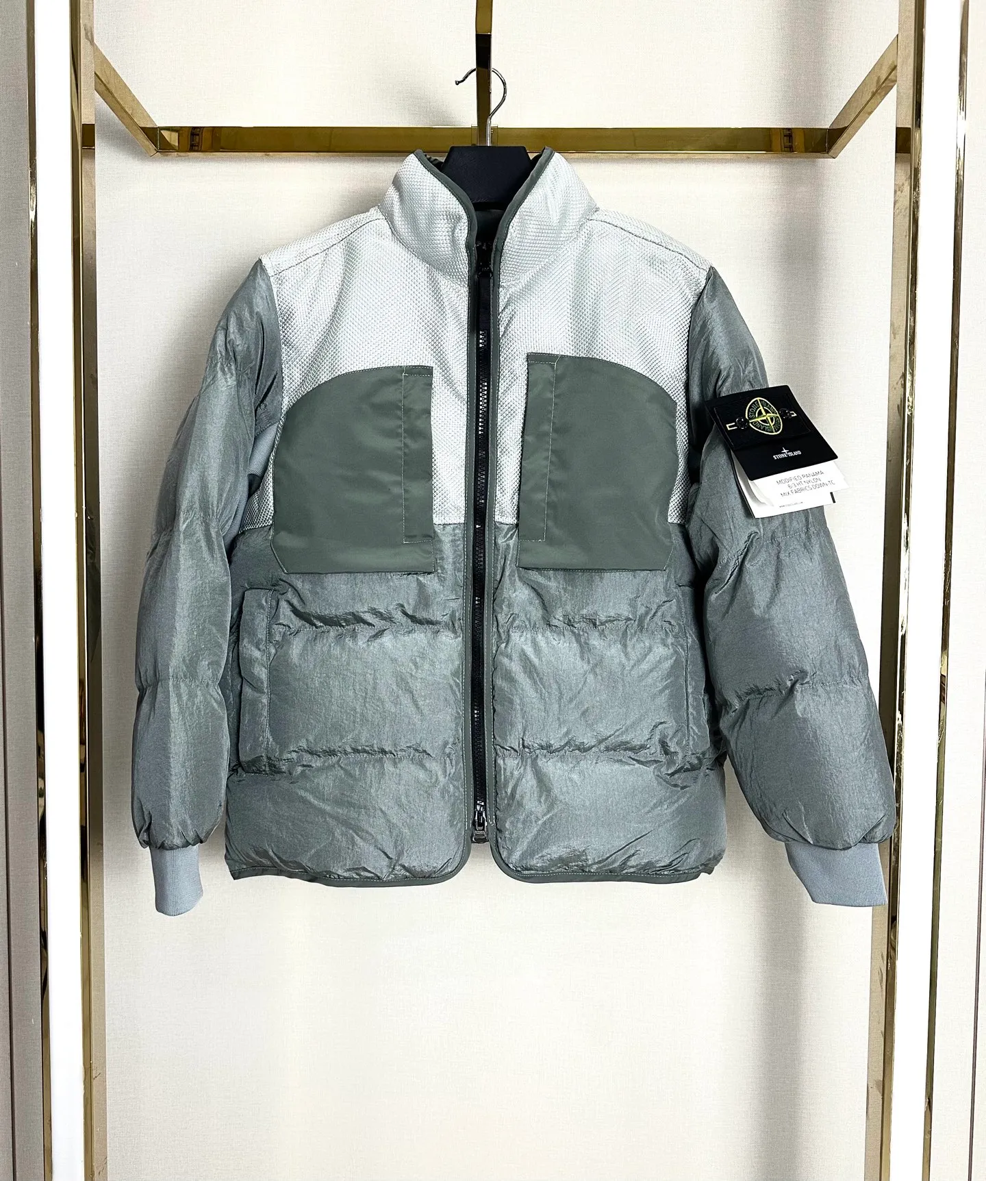 P300 STONE LSLAND/Stone Island metal nylon down jacket. This style is made of super fluffy combed down cotton. It is super warm and thick⚠️ One piece for winter. Top-notch stitching technology. The thermal insulation effect is even better than the down jacket. One piece for winter without stress. All metal hardware and accessories inside are customized one to one! The upper body of the whole dress is full of functionality and style. The fabric is made of metal nylon, windproof and waterproof. It is full of technology. An advanced player in the fabric field! Functional cotton clothing, a must-have for islanders, with unparalleled texture! Color: black silver gray military green fluorescent green haze blue yellow Size M-2XL